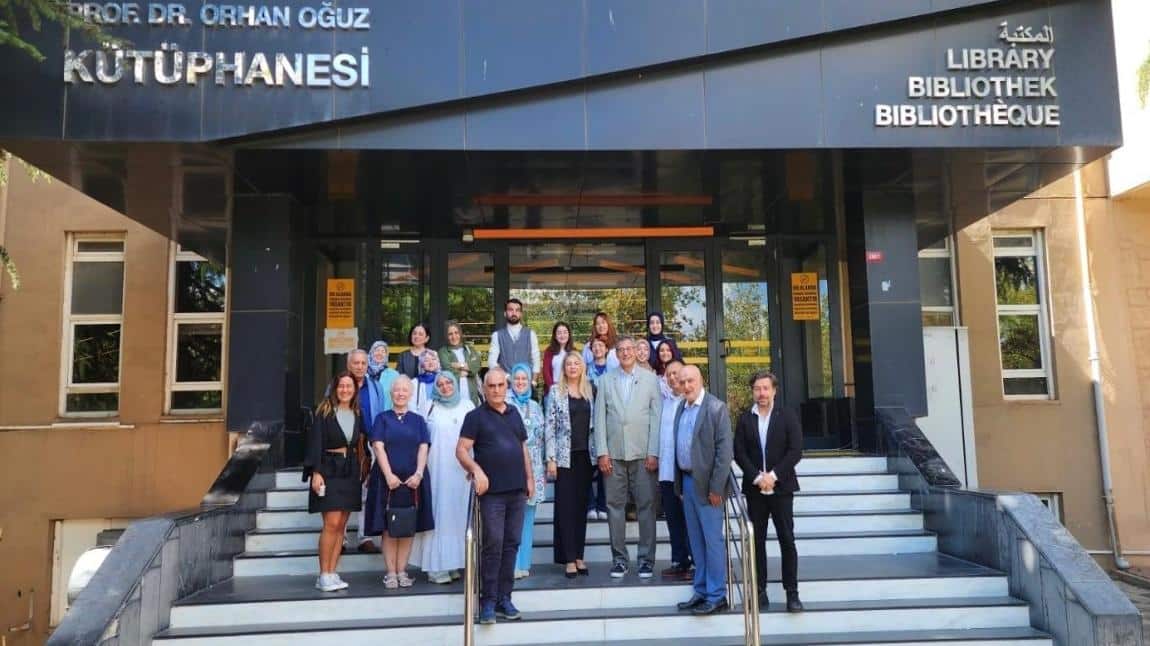 Medeniyet Üniversitesi’nden Prof. Dr. Alpaslan Hamdi Kuzucuoğlu tarafından Marmara ve Medeniyet Üniversitesi’n de  “Klasik Ciltleme” kursuna devam eden kursiyerlerimize “Yazma Eserlerde Kodikoloji” semineri düzenlendi.